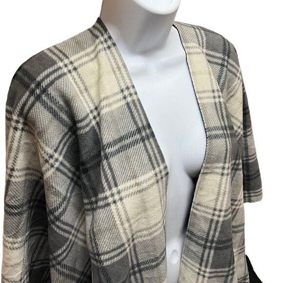 Estudio OS Reversible Plaid Shawl Black Cape Transitional Staple Fringe Wrap - Picture 9 of 11